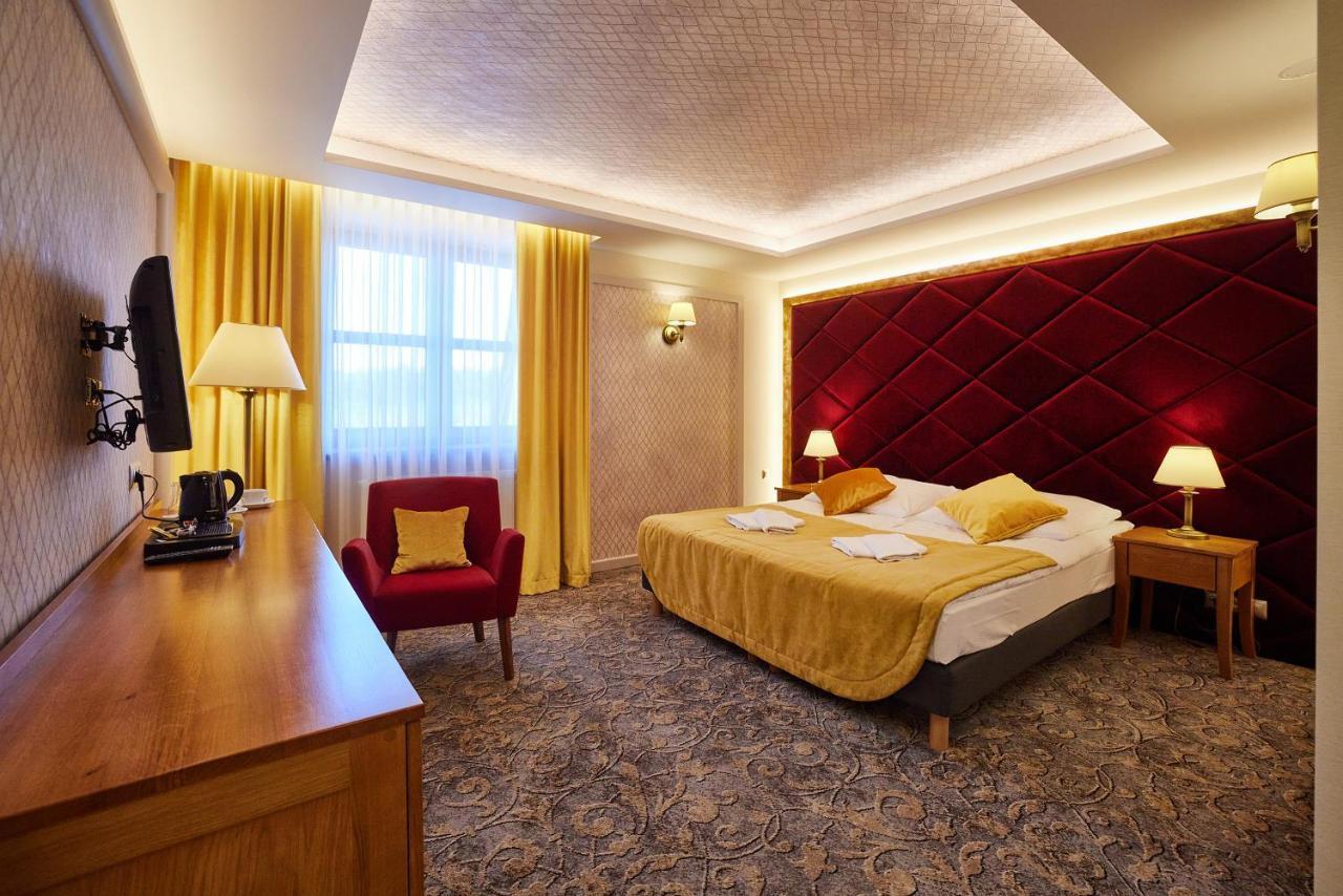 Debowy Dwor Hotel Ruda Rozaniecka Exterior photo