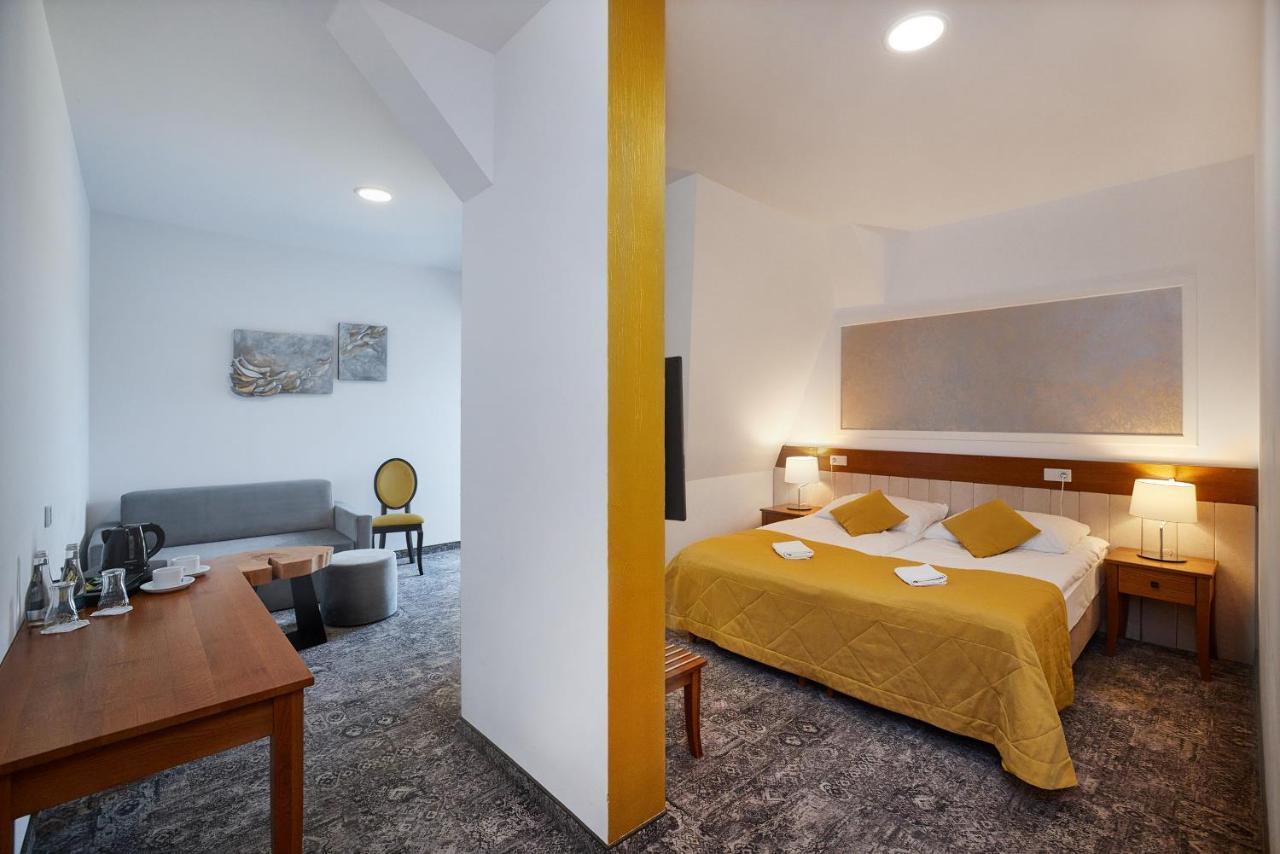 Debowy Dwor Hotel Ruda Rozaniecka Exterior photo