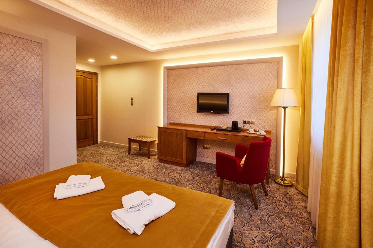 Debowy Dwor Hotel Ruda Rozaniecka Exterior photo